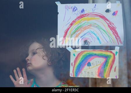 Die 4-jährige Lara Young aus Wimbledon ist eines von vielen Kindern in ganz Großbritannien, die als Reaktion auf den Ausbruch des Coronavirus ein Regenbogenbild in ihr Fenster gelegt hat. Bildnachweis sollte lauten: Katie Collins/EMPICS/Alamy Stockfoto