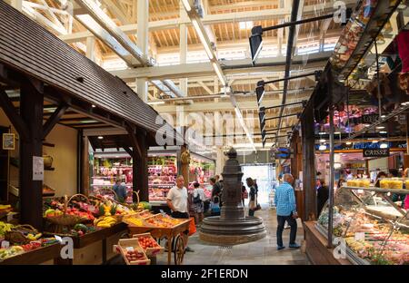 PARIS, FRANKREICH - 1. SEPTEMBER 2018: Gemüse und Obst und Metzgerei Stand in Beauvau Lebensmittel überdachten Markt, berühmt für seine verschiedenen Deli-Shops und Ba Stockfoto