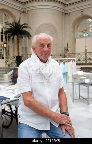 Der irische Designer Paul Costelloe präsentiert seine Frühjahr/Sommer 2021 Kollektion im Rahmen der London Fashion Week im Waldorf Hilton Hotel im Zentrum von London. Bildnachweis sollte lauten: Katie Collins/EMPICS/Alamy Stockfoto