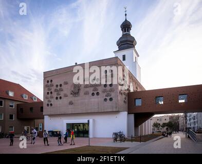 Die entweihte Kirche zur Heiligen Familie der Architekten Dominikus und Gottfried Boehm am Platz der Kinderrechte im Stadtteil Suelz, Colog Stockfoto