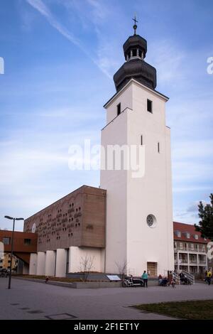 Die entweihte Kirche zur Heiligen Familie der Architekten Dominikus und Gottfried Boehm am Platz der Kinderrechte im Stadtteil Suelz, Colog Stockfoto