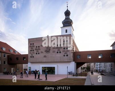 Die entweihte Kirche zur Heiligen Familie der Architekten Dominikus und Gottfried Boehm am Platz der Kinderrechte im Stadtteil Suelz, Colog Stockfoto