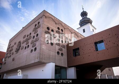 Die entweihte Kirche zur Heiligen Familie der Architekten Dominikus und Gottfried Boehm am Platz der Kinderrechte im Stadtteil Suelz, Colog Stockfoto