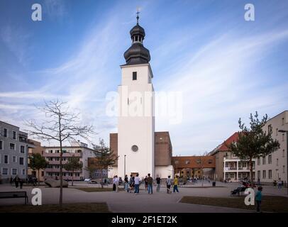 Die entweihte Kirche zur Heiligen Familie der Architekten Dominikus und Gottfried Boehm am Platz der Kinderrechte im Stadtteil Suelz, Colog Stockfoto