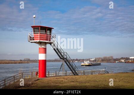 Wasserstaumesser auf dem Rhein in Wesel, Nordrhein-Westfalen, Deutschland. Wasserstand-Pegelmesser am Rhein bei Wesel, Nordrhein-Westfalen, Deutschla Stockfoto