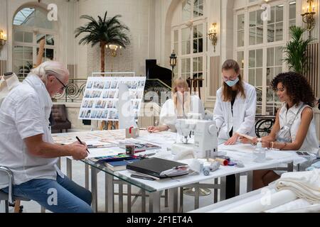 Modelle mit dem irischen Designer Paul Costelloe bei seiner Präsentation der Frühjahr/Sommer 2021 Kollektion im Rahmen der London Fashion Week im Waldorf Hilton Hotel im Zentrum von London. Bildnachweis sollte lauten: Katie Collins/EMPICS/Alamy Stockfoto