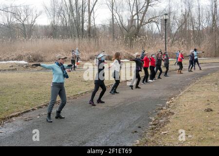 An einem Wintermorgen besuchen asiatisch-amerikanische Frauen, hauptsächlich Chinesen, einen Tanzkurs in einem Park in Flushing, Queens, New York City. Stockfoto