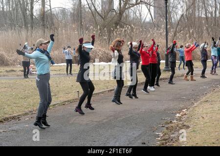 An einem Wintermorgen besuchen asiatisch-amerikanische Frauen, hauptsächlich Chinesen, einen Tanzkurs in einem Park in Flushing, Queens, New York City. Stockfoto