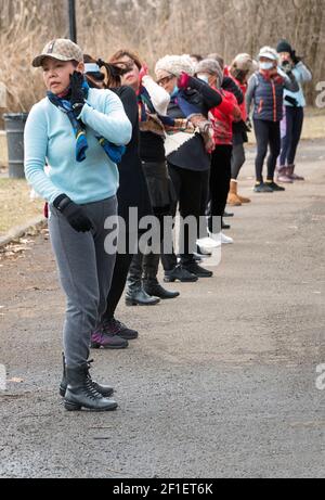 An einem Wintermorgen besuchen asiatisch-amerikanische Frauen, hauptsächlich Chinesen, einen Tanzkurs in einem Park in Flushing, Queens, New York City. Stockfoto