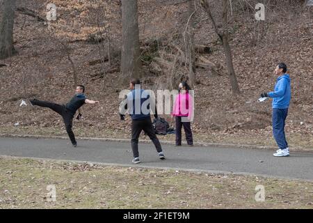 4Chinese Amerikaner - 3 Männer und eine Frau - spielen jianzi in einem Park in Queens, New York City. Stockfoto