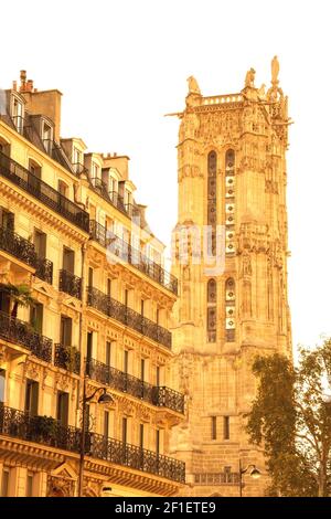 Blick auf den Turm Saint-Jacques (Tour Saint-Jacques) und das typische Pariser Gebäude. Paris, Frankreich. Stockfoto