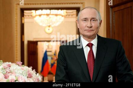 Moskau, Russland. März 2021, 08th. Der russische Präsident Wladimir Putin gratuliert russischen Frauen zum Internationalen Frauentag vom Kreml am 8. März 2021 in Moskau, Russland. Quelle: Planetpix/Alamy Live News Stockfoto