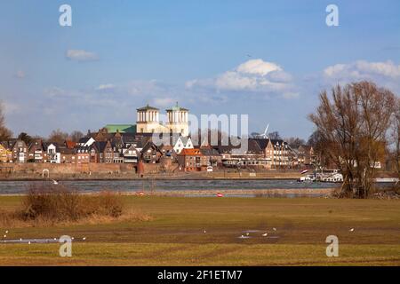 Blick über den Rhein zur Stadt Rees mit der Kirche St. Mariae Himmelfahrt, Niederrhein, Nort Nordrhein-Westfalen, Deutschland. Blick über den R Stockfoto