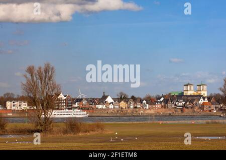 Blick über den Rhein zur Stadt Rees mit der Kirche St. Mariae Himmelfahrt, Niederrhein, Nort Nordrhein-Westfalen, Deutschland. Blick über den R Stockfoto