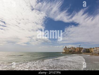 Blick auf den Strand von San Sebastian in Sitges, Spanien Stockfoto