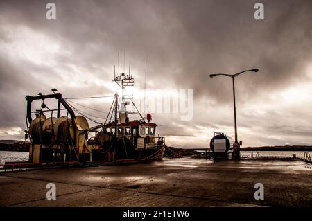 Küstenfischboote im Hafen von Burtonport, County Donegal, Irland Stockfoto