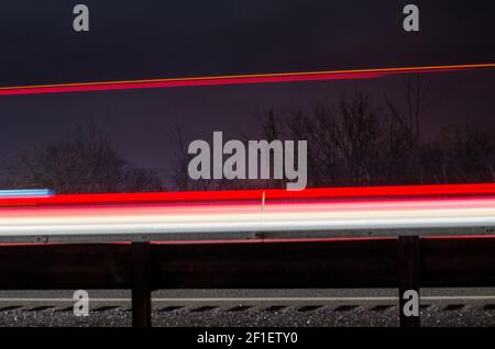 Nachts leichte Wege entlang einer Autobahn Stockfoto