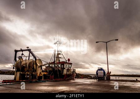 Küstenfischboote im Hafen von Burtonport, County Donegal, Irland Stockfoto