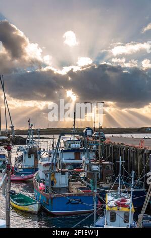 Küstenfischboote im Hafen von Burtonport, County Donegal, Irland Stockfoto