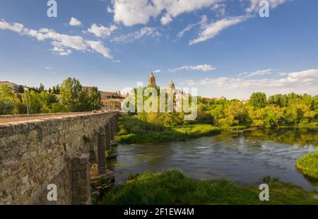 Alte römische Brücke über den Fluss Tormes in Salamanca, Spanien Stockfoto