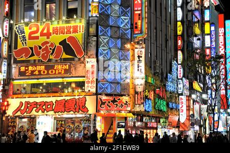 Straßenszene bei Nacht in der Hauptstraße, Shinjuku, Tokio, Japan Stockfoto