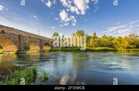 Alte römische Brücke über den Fluss Tormes in Salamanca, Spanien Stockfoto