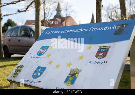 Haren, Deutschland. März 2021, 08th. Ansicht einer Tafel mit der polnischen Partnerstadt Miedzyrzecz. Haren (Ems) wurde von 1945 bis 1948 von Polen besetzt, obwohl Polen selbst keine Besatzungsmacht in Deutschland war. Haren' wurde drei Jahre lang 'Maczków'. Wie das zustande kam und wie das Leben in dieser polnischen Enklave war, beleuchtet die Ausstellung 'Haren/Maczków 45/48'. Kredit: Friso Gentsch/dpa/Alamy Live Nachrichten Stockfoto