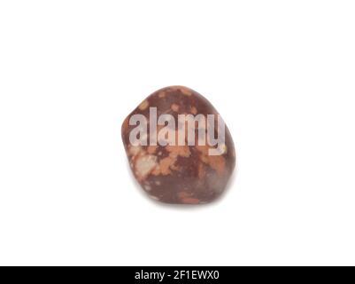 Nahaufnahme der Probe des natürlichen Minerals aus der geologischen Sammlung - jasper Edelstein isoliert auf weißem Hintergrund Stockfoto