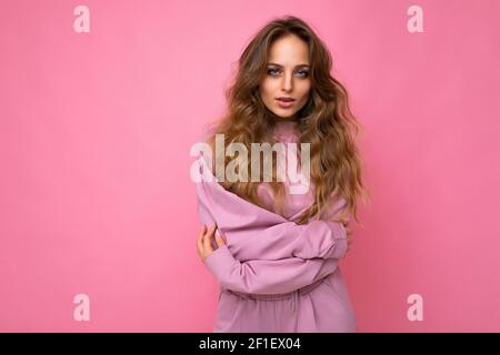 Close-up Porträt von schön aussehende attraktiv schöne liebenswerte ziemlich niedlich Winsome Wunderschöne fröhlich fröhlich fröhlich wellig-haarige blonde Frau auf Pastell isoliert Stockfoto