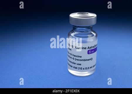 TERUEL, SPANIEN - 08. MÄRZ 2021:EINE Ampulle mit Impfstoff astrazeneca covid-19, auf blauem Hintergrund Stockfoto