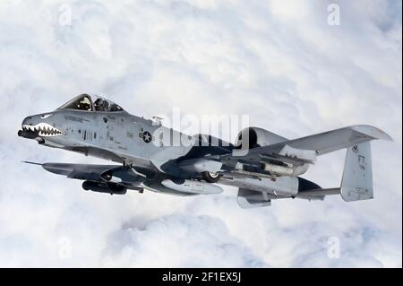 Ein Flugzeug der US Air Force A-10 Thunderbolt II Warhog, das dem 75th Fighter Squadron zugewiesen wurde, bricht ab, nachdem es von einem KC-135 Stratotanker-Flugzeug aufgetankt wurde, auf dem Weg zur Ausübung der Roten Flagge im Nevada Testbereich am 5. März 2021 über Oklahoma. Stockfoto