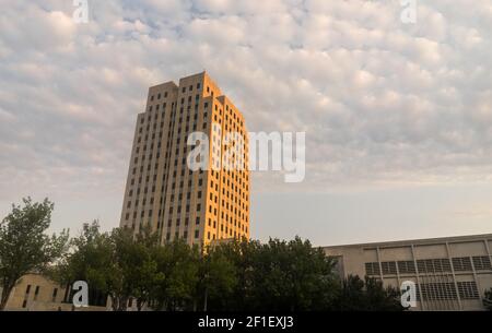 Wolken Rollen In North Dakota Capital Building Bismarck Stockfoto