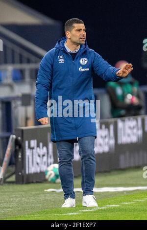 Gelsenkirchen, Deutschland. 05th Mar, 2021. Trainer Diwidrios GRAMMOZIS (GE), gibt Anweisungen an seine Spieler, Soccer 1. Bundesliga, Spieltag 24th, FC Schalke 04 (GE) - FSV FSV FSV Mainz 05 (MZ) 0: 0, am 05.03.2021 in Gelsenkirchen. Quelle: Christopher Neundorf/Kirchner-Media/Pool via FOTOAGENTUR SVEN SIMON # DFL-Bestimmungen verbieten die Verwendung von Fotografien als Bildsequenzen und/oder quasi-Video # nur redaktionelle Verwendung # Nationale und Internationale Nachrichtenagenturen OUT use worldwide/dpa/Alamy Live News Stockfoto