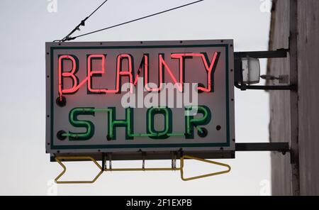 Alte kleine Stadt Neaon Schönheitssalon Zeichen Vintage Signage Stockfoto