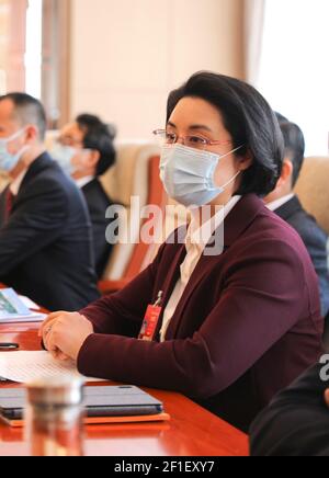 (210308) -- PEKING, 8. März 2021 (Xinhua) -- Foto zeigt Wang Binmei (R), ein Abgeordneter des Nationalen Volkskongresses 13th (NPC), der bei den diesjährigen "zwei Sitzungen" Vorschläge zur Digitalisierung der traditionellen Oper gemacht hat. Im Nationalen Volkskongress 13th (NPC) und im Nationalen Komitee der Politischen Beratenden Konferenz des Chinesischen Volkes 13th (CPPCC) gibt es 742 weibliche Abgeordnete bzw. 440 weibliche Mitglieder, was einen historischen Höchststand für die Frauenvertretung darstellt. Der 8. März ist der Internationale Frauentag, der die sozialen, wirtschaftlichen und politischen Errungenschaften von feiert Stockfoto