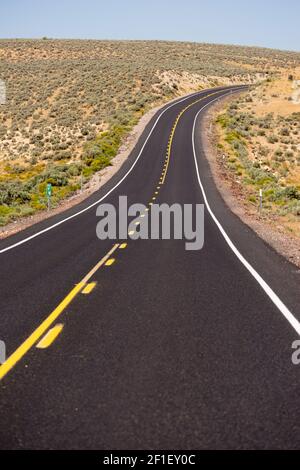 Open Road vertikale Dunkle Asphalt Zweispurigen Straße 2 spurigen Autobahn Stockfoto