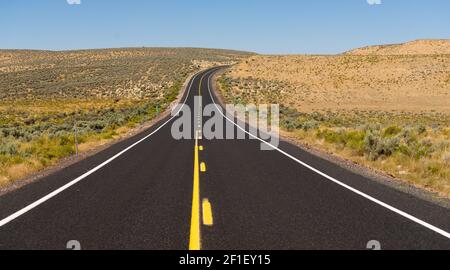 Open Road vertikale Dunkle Asphalt Zweispurigen Straße 2 spurigen Autobahn Stockfoto