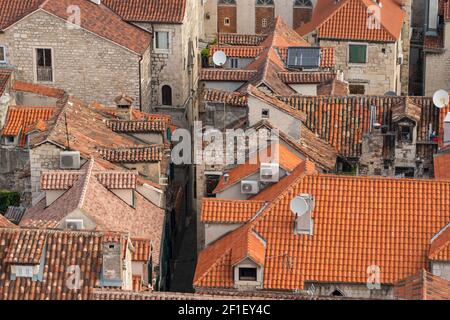 Nahaufnahme der roten Dächer der Altstadt von Split Stockfoto