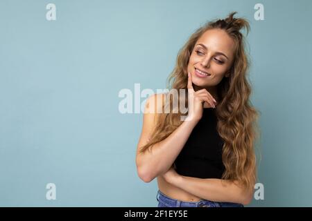 Close-up Porträt von schön aussehende attraktiv schöne liebenswerte ziemlich niedlich Winsome Wunderschöne fröhlich fröhlich fröhlich wellig-haarige blonde Frau auf Pastell isoliert Stockfoto