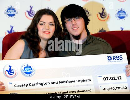 Datei Foto vom 09/02/12 der Lotteriegewinner Matt Topham und Cassey Carrington feiern nach dem Gewinn GPB 45.169.170,50 auf dem EuroMillions Jackpot im Derbyshire Hotel, South Normanton, Derbyshire. Matthew Topham, 31, ist vor Gericht in Lincoln Crown Court angeklagt wegen Tod durch gefährliche Fahrt, nachdem er getötet 75-jährige Mary Jane Regler in einem Weihnachtstag Autounfall im Jahr 2019. Ausgabedatum: Montag, 8. März 2021. Stockfoto