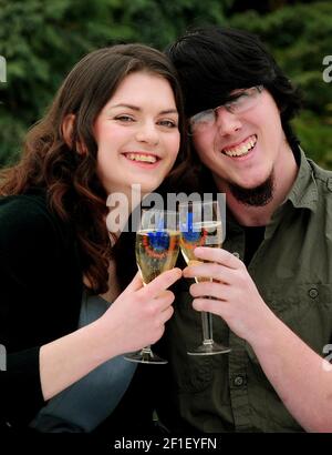 Datei Foto vom 09/02/12 der Lotteriegewinner Matt Topham und Cassey Carrington feiern nach dem Gewinn GPB 45.169.170,50 auf dem EuroMillions Jackpot im Derbyshire Hotel, South Normanton, Derbyshire. Matthew Topham, 31, ist vor Gericht in Lincoln Crown Court angeklagt wegen Tod durch gefährliche Fahrt, nachdem er getötet 75-jährige Mary Jane Regler in einem Weihnachtstag Autounfall im Jahr 2019. Ausgabedatum: Montag, 8. März 2021. Stockfoto