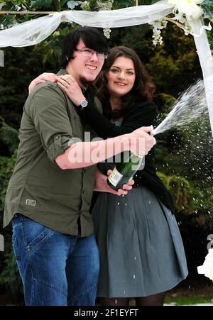 Datei Foto vom 09/02/12 der Lotteriegewinner Matt Topham und Cassey Carrington feiern nach dem Gewinn GPB 45.169.170,50 auf dem EuroMillions Jackpot im Derbyshire Hotel, South Normanton, Derbyshire. Matthew Topham, 31, ist vor Gericht in Lincoln Crown Court angeklagt wegen Tod durch gefährliche Fahrt, nachdem er getötet 75-jährige Mary Jane Regler in einem Weihnachtstag Autounfall im Jahr 2019. Ausgabedatum: Montag, 8. März 2021. Stockfoto