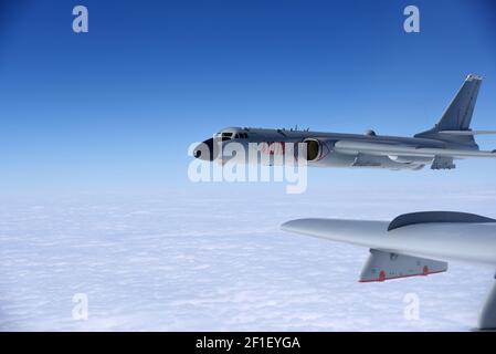 Peking, die Luftwaffe der Volksbefreiungsarmee (PLA) führte eine Kampfluftpatrouille im Südchinesischen Meer durch. November 2017, 23rd. Ein H-6K Bomber wird als Trainingsübung gesehen, wie die Luftwaffe der Volksbefreiungsarmee (PLA) am 23. November 2017 eine Kampfluftpatrouille im Südchinesischen Meer durchführte. Quelle: Wang Guosong/Xinhua/Alamy Live News Stockfoto