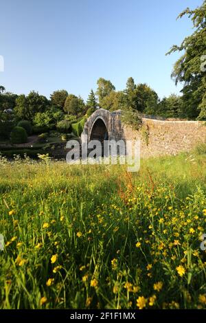 Die Brig o Doon, Alloway, South Ayrshire, Schottland, UK.Manchmal auch als Auld Brig oder Old Bridge of Doon, ist eine spätmittelalterliche Brücke und eine Kategorie-A-Struktur und ist die ursprüngliche 15th-Jahrhundert-Kopfsteinpflaster-Brücke. Es wurde im Robert Burns Gedicht "The Tale of Tam o Shanter" verewigt.unterhalb der Brücke befinden sich die gepflegten Gärten des Brig o Doon Hotels Stockfoto