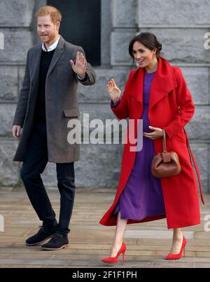 Der britische Prinz Harry, Herzog von Sussex und Meghan, Herzogin von Sussex, grüßen die Menge vor dem Rathaus in Birkenhead, Großbritannien, am 14. Januar 2019. Stockfoto