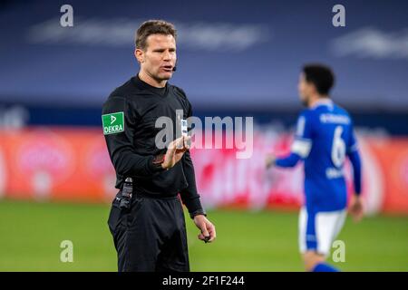 Gelsenkirchen, Deutschland. 05th Mär, 2021. Schiedsrichter Felix BRYCH, Geste, gestikulierend, Fußball 1. Bundesliga, Spieltag 24th, FC Schalke 04 (GE) - FSV FSV FSV Mainz 05 (MZ) 0: 0, am 05.03.2021 in Gelsenkirchen. Quelle: Christopher Neundorf/Kirchner-Media/Pool via FOTOAGENTUR SVEN SIMON # DFL-Bestimmungen verbieten die Verwendung von Fotografien als Bildsequenzen und/oder quasi-Video # nur redaktionelle Verwendung # Nationale und Internationale Nachrichtenagenturen OUT use worldwide/dpa/Alamy Live News Stockfoto