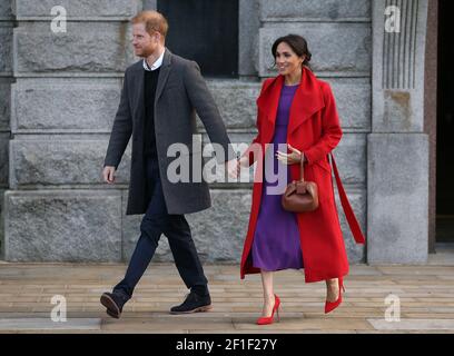 Der britische Prinz Harry, Herzog von Sussex und Meghan, Herzogin von Sussex, grüßen die Menge vor dem Rathaus in Birkenhead, Großbritannien, am 14. Januar 2019. Stockfoto