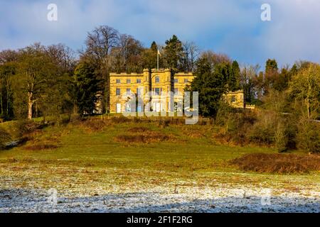 Winteransicht mit Schnee von Willersley Castle in Cromford Derbyshire Peak District England Großbritannien erbaut für Sir Richard Arkwright im späten 18. Jahrhundert. Stockfoto