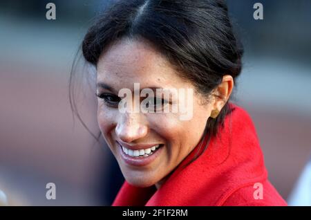 Der britische Prinz Harry, Herzog von Sussex und Meghan, Herzogin von Sussex, grüßen die Menge vor dem Rathaus in Birkenhead, Großbritannien, am 14. Januar 2019. Stockfoto