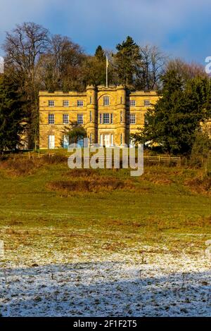 Winteransicht mit Schnee von Willersley Castle in Cromford Derbyshire Peak District England Großbritannien erbaut für Sir Richard Arkwright im späten 18. Jahrhundert. Stockfoto